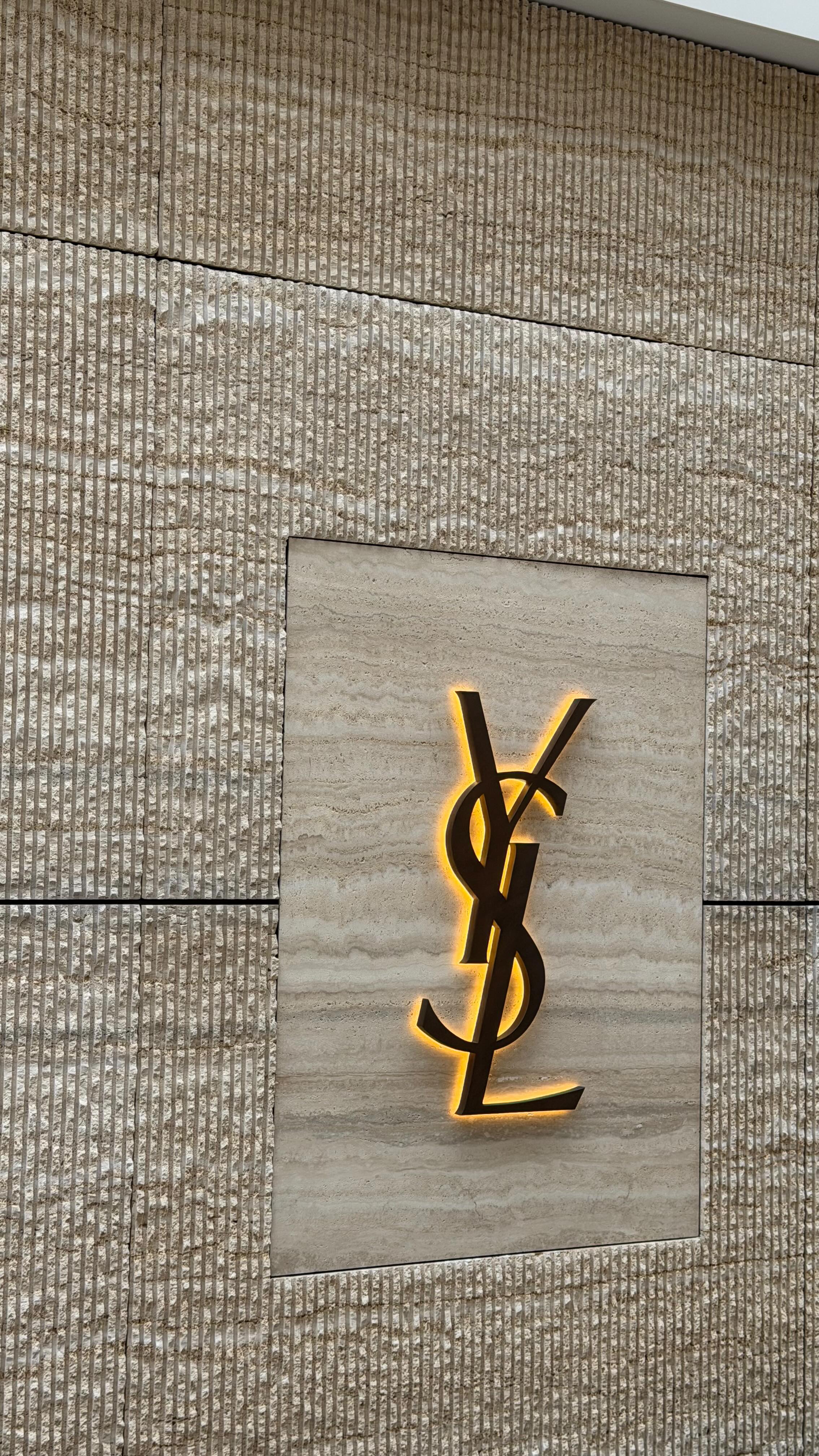 Instagram post by @thehella444_ for Glowmode. Caption reads: This set💗🎀
Search 185058764 on....