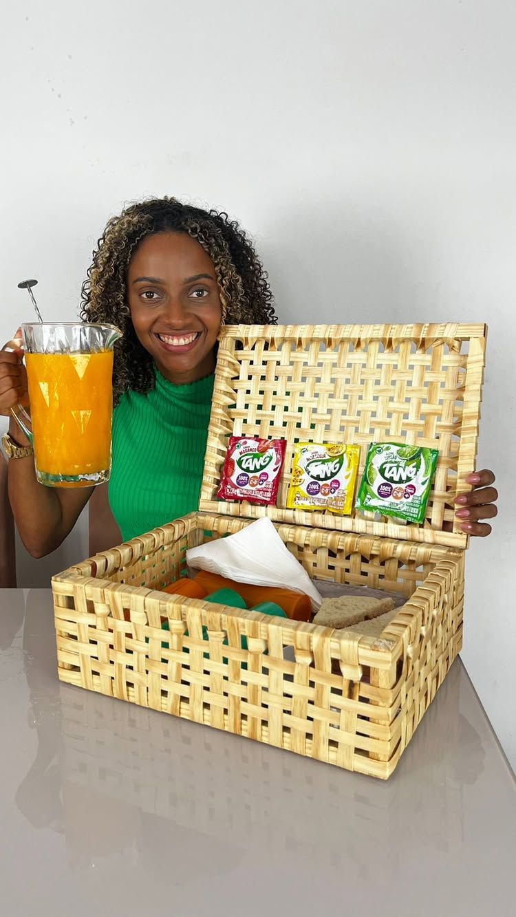 Instagram post by @izacarneiroof for Tang Brasil. Caption reads: Férias são perfeitas para criar momentos....