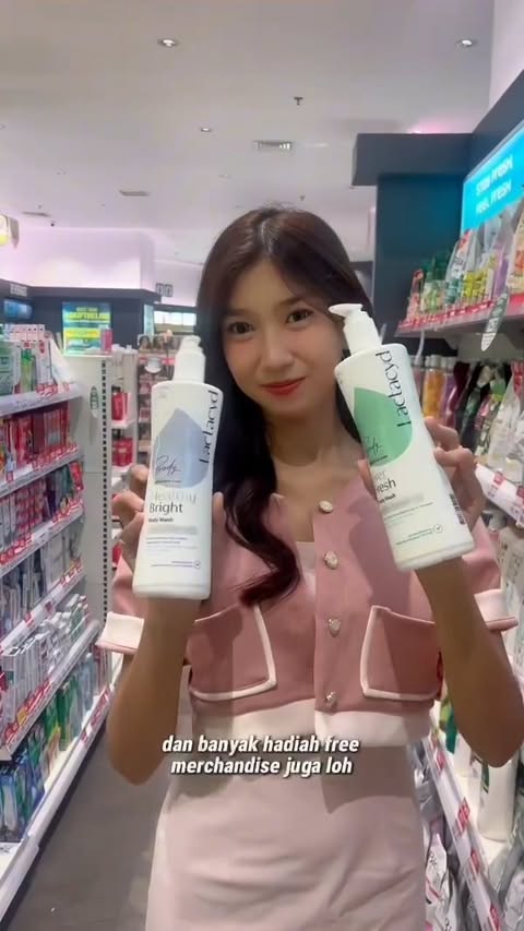 Instagram post by @cantika.auraaa for Lactacyd. Caption reads: Yuk pakai Lactacyd Body Wash untuk merawat kulit....