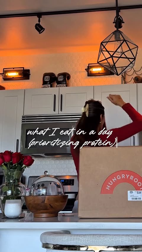 Instagram post by @calidoniomia for Hungryroot. Caption reads: As a mom with a busy lifestyle @hungryroot makes....