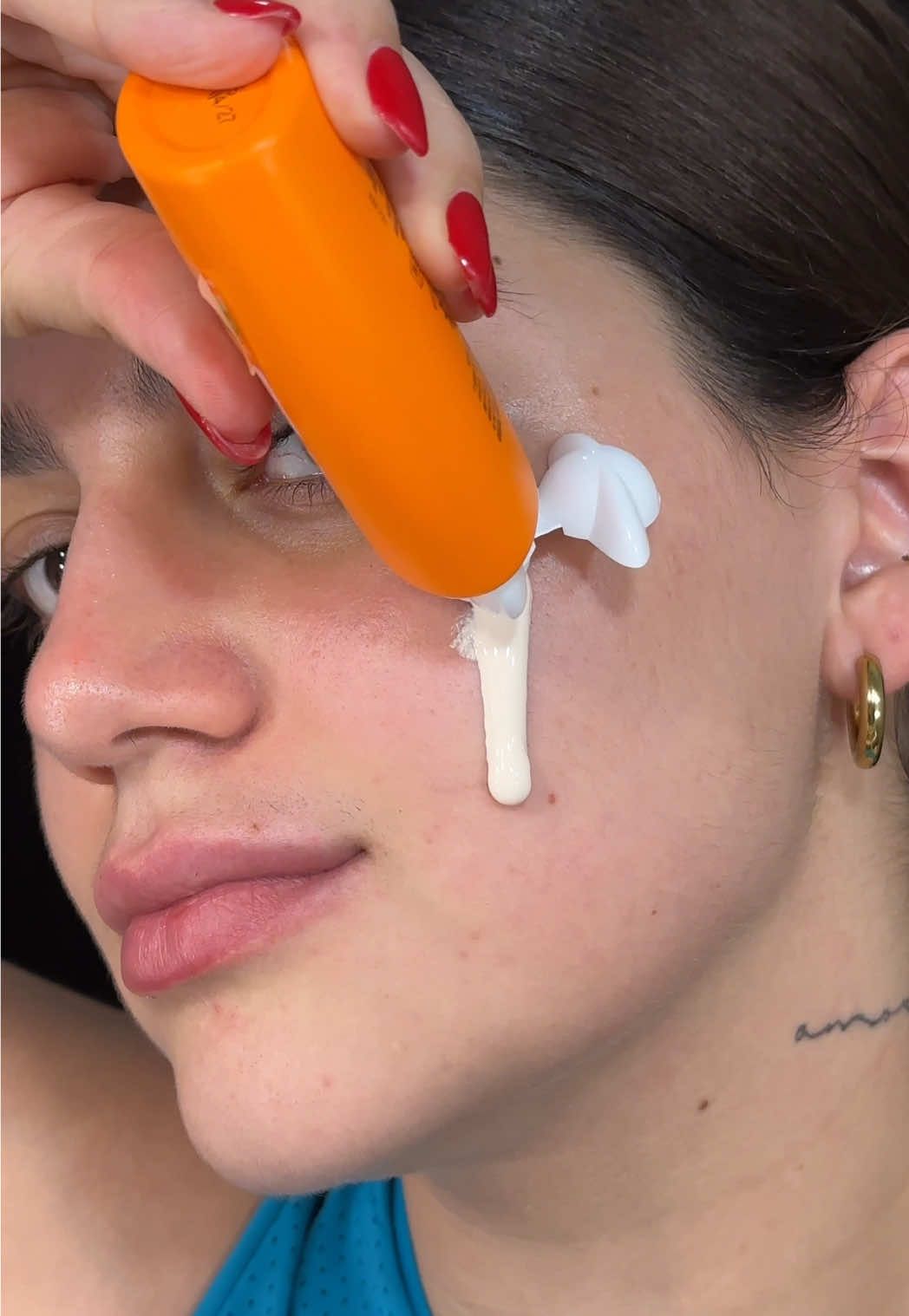 TikTok post by @marbloggss for Avène. Caption reads: “7 de cada 10 personas prefieren Ultra Fluid Oil....