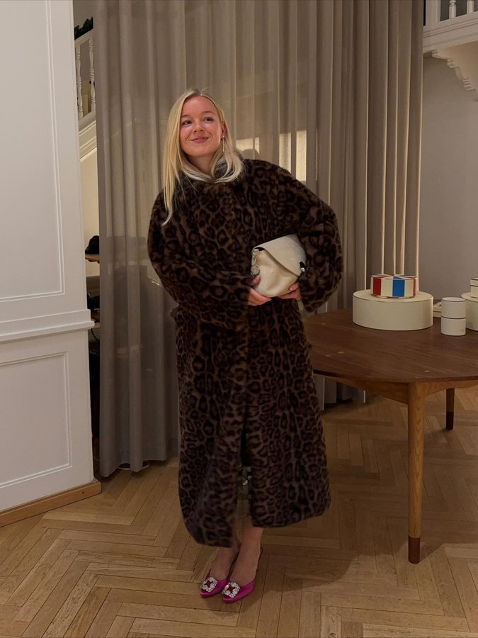 Instagram post by @carolinestordal for Munthe. Caption reads: pop of pink 🍧 annonce tags.