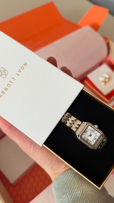 Instagram post by @get_beauty_with_me for Abbott Lyon. Caption reads: Brightening up a day with @abbottlyon....