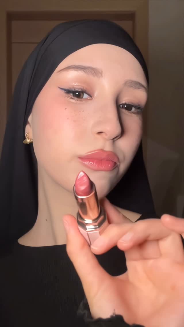 Instagram post by @hinddiary22 for DearDahlia. Caption reads: Trying unrecognizable makeup🖤
•Products used all....