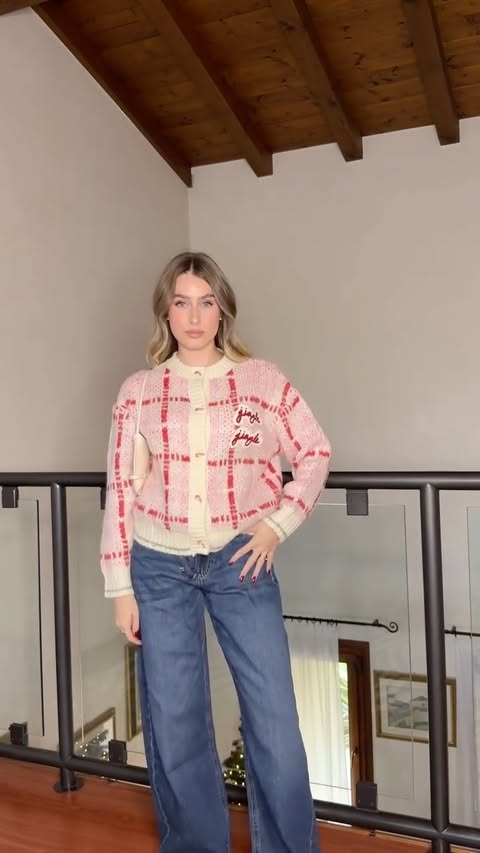 Instagram post by @aliceleporee for Pull&Bear. Caption reads: 3/7 Holiday outfit ♥️

@pullandbear....