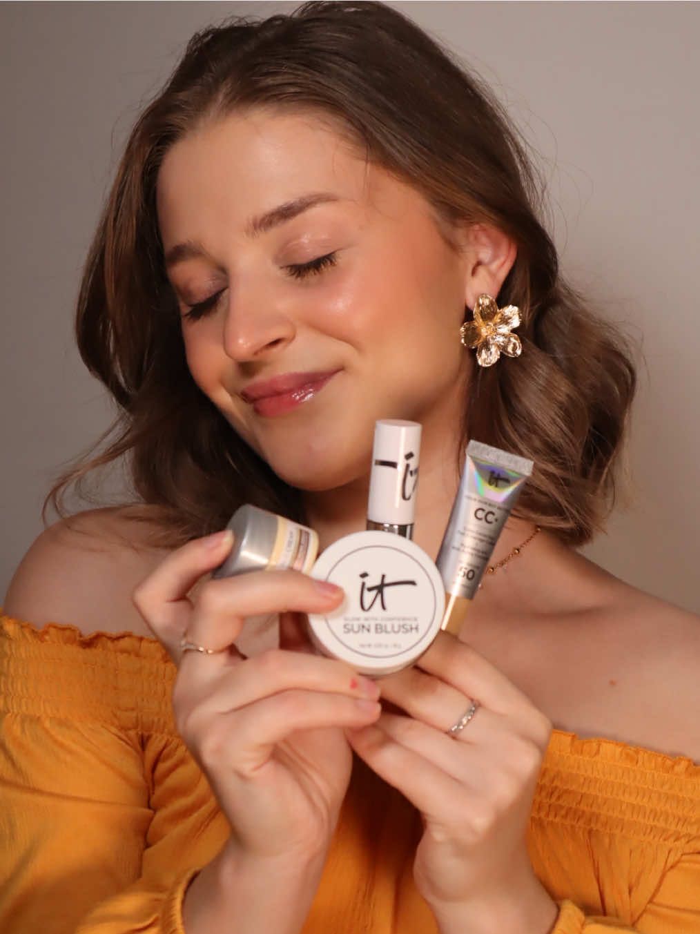 TikTok post by @elise_mtnr for IT Cosmetics. Caption reads: GRWM avec mes 4 essentiels @IT Cosmetics pour un....