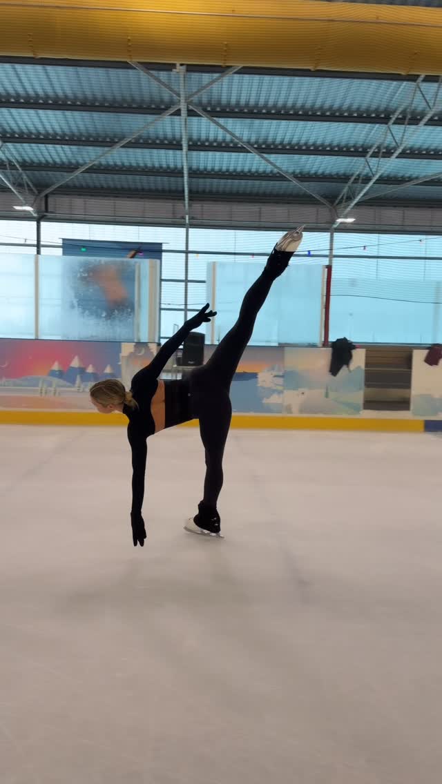 Instagram post by @loenahendrickx for Chique Sport. Caption reads: [...] in the new Onyx Collection! 🖤
•....