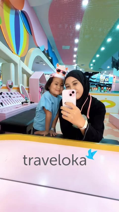 Instagram post by @dinisekarr for Traveloka. Caption reads: [...] bingung lagi. Tinggal buka aplikasi....