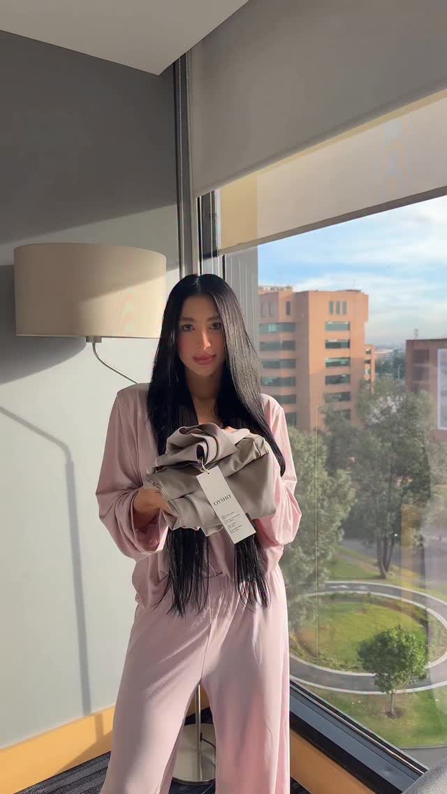 Instagram post by @tinajanna for Oysho. Caption reads: @oysho 👖👚👗🧣

#parati #colombia #barranquilla....