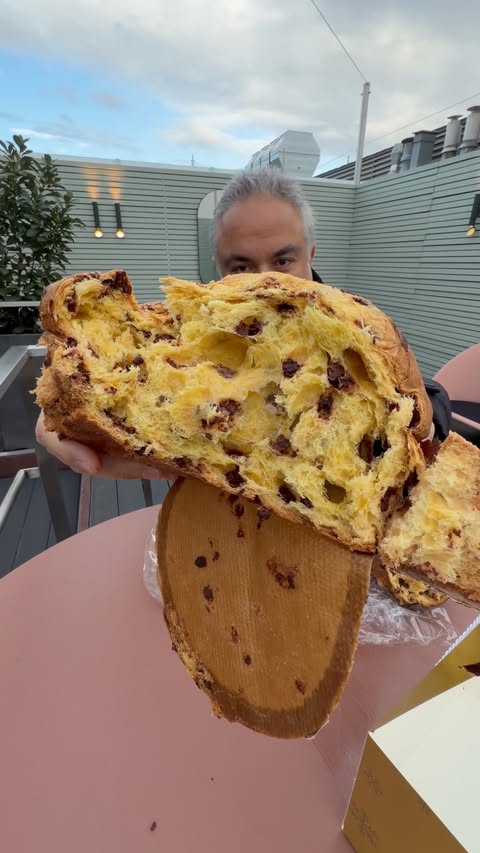 Instagram post by @nogarlicnoonions for Lindt. Caption reads: It’s #Panettone time again…
Spotted a @lindt....