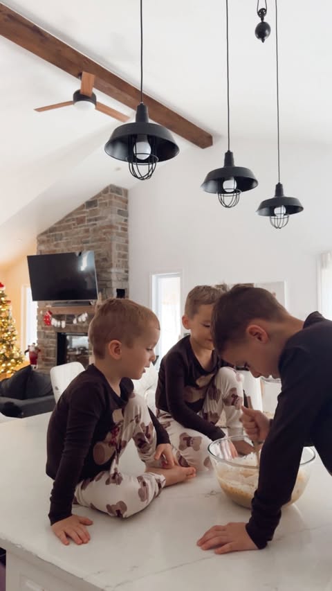 Instagram post by @kim_demers for Urban Planet. Caption reads: Une fin d’après-midi qui sent Noël 🎄🧁✨

Muffins....