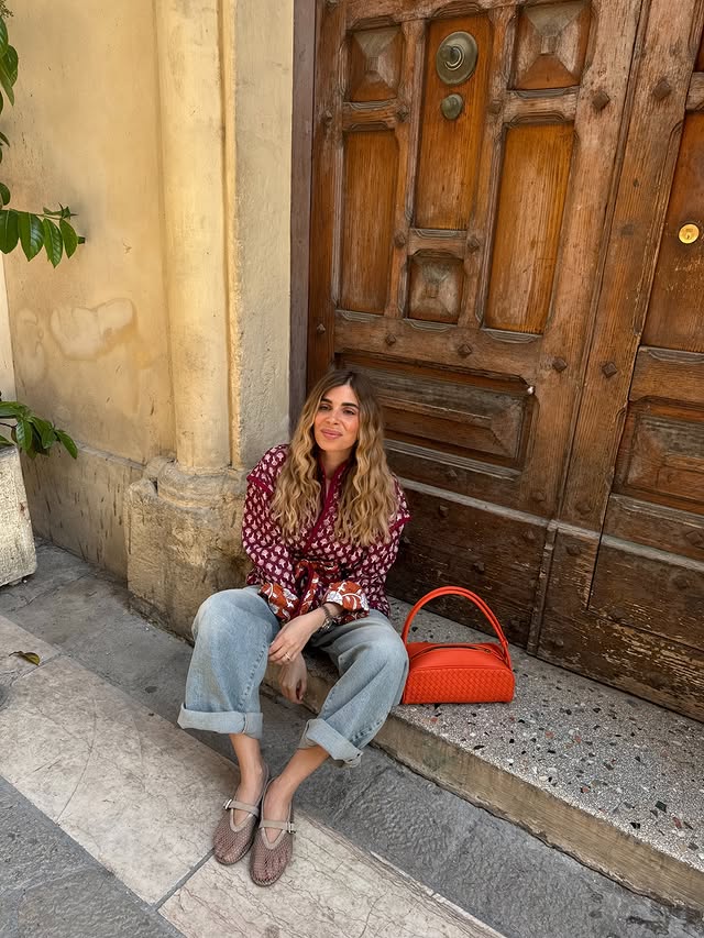 Instagram post by @elenagiadaa for ViCOLO. Caption reads: [...] to survive this Monday 🧶 Total look....