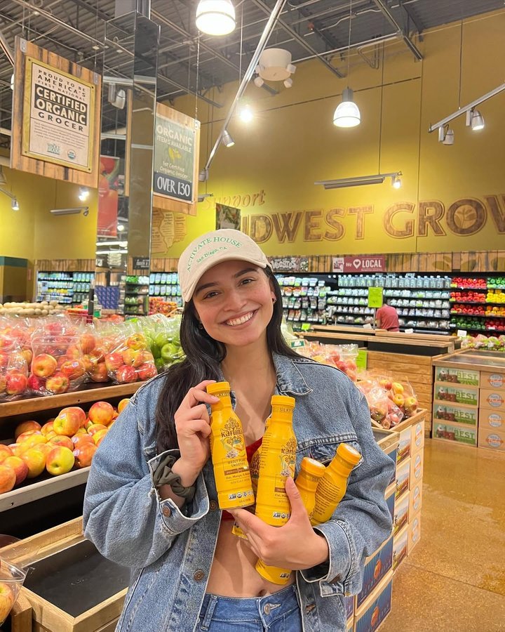 Instagram post by @samanthariveratv for Karviva Beverages. Caption reads: Can you tell what my favorite @karvivawellness....