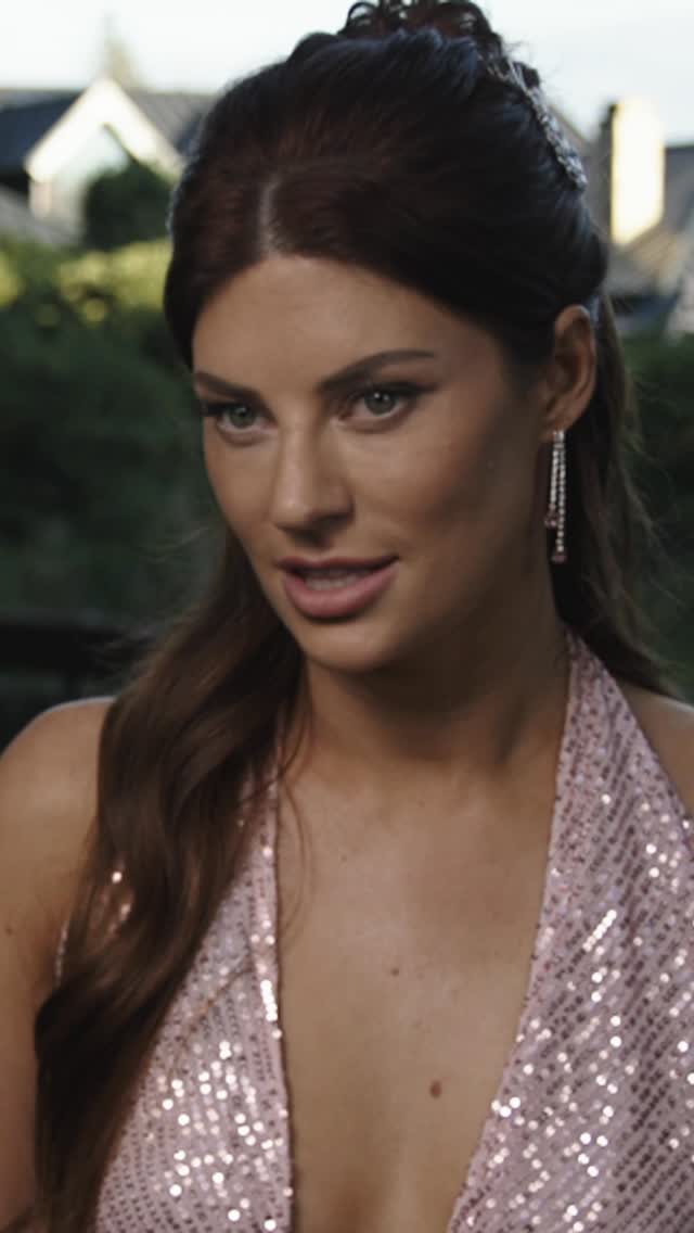 Instagram post by @hannahstocking for Netflix. Caption reads: Are you obsessed with The Honeypot yet?

📺: THE....