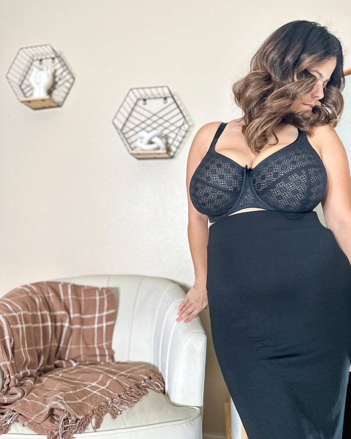 Instagram post by @acoolmomoftwo for Glamorise. Caption reads: #AD| It’s everything for me—perfect style,....