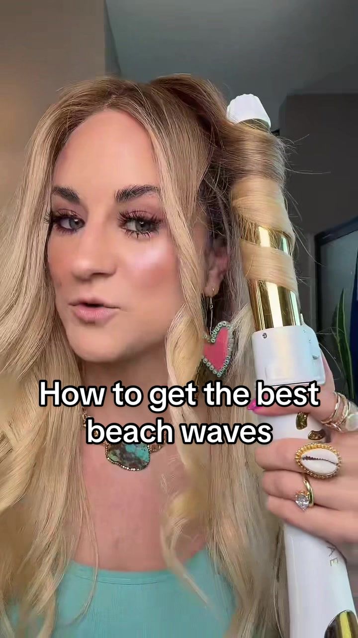 TikTok post by @sammycakes2020 for FoxyBae Hair. Caption reads: [...] curl your hair and get beach waves....