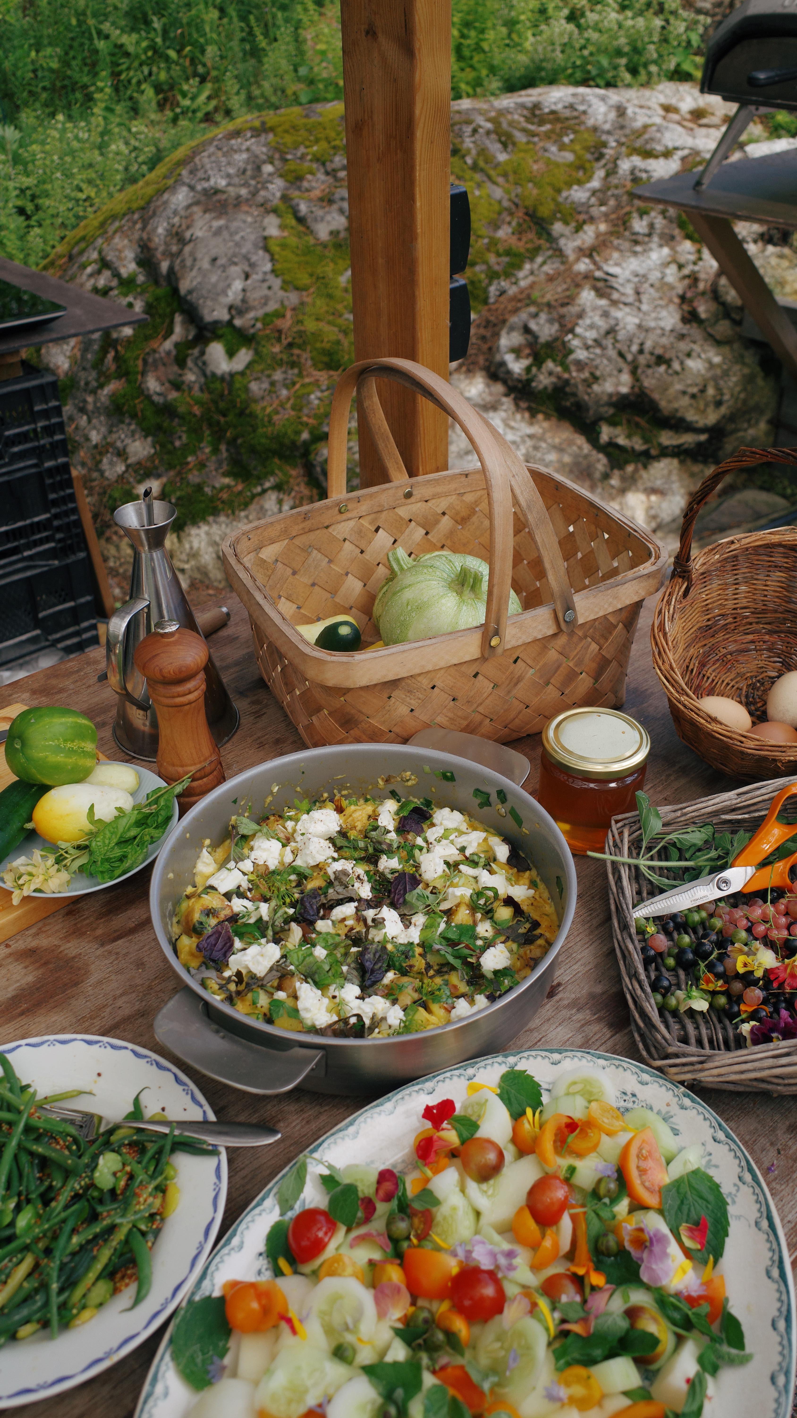 Instagram post by @bella.table for Fiskars. Caption reads: Mainos: @fiskars ✂️ Me pakattiin Fiskarsin [...].