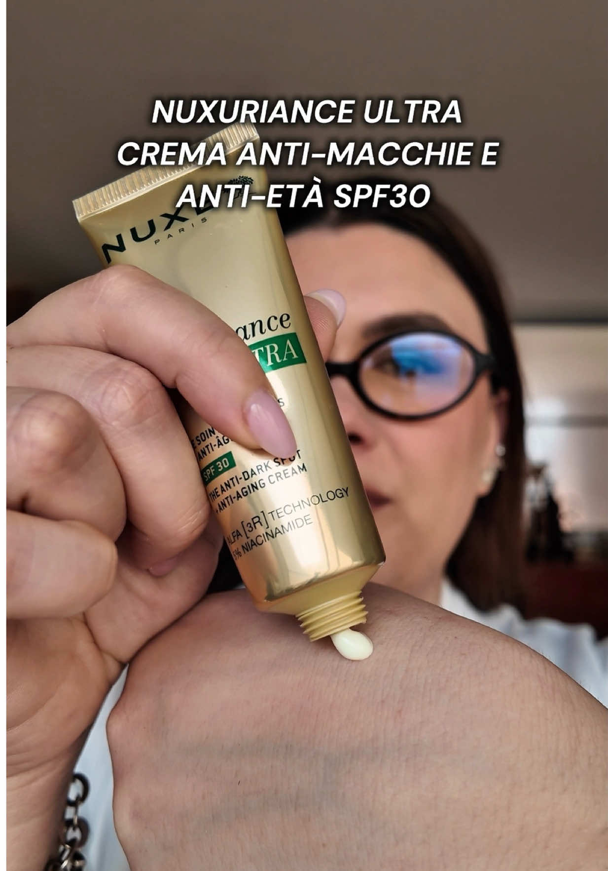 TikTok post by @_theskinery for NUXE. Caption reads: [...] Crema Anti-macchie e Anti-età SPF30 di Nuxe....