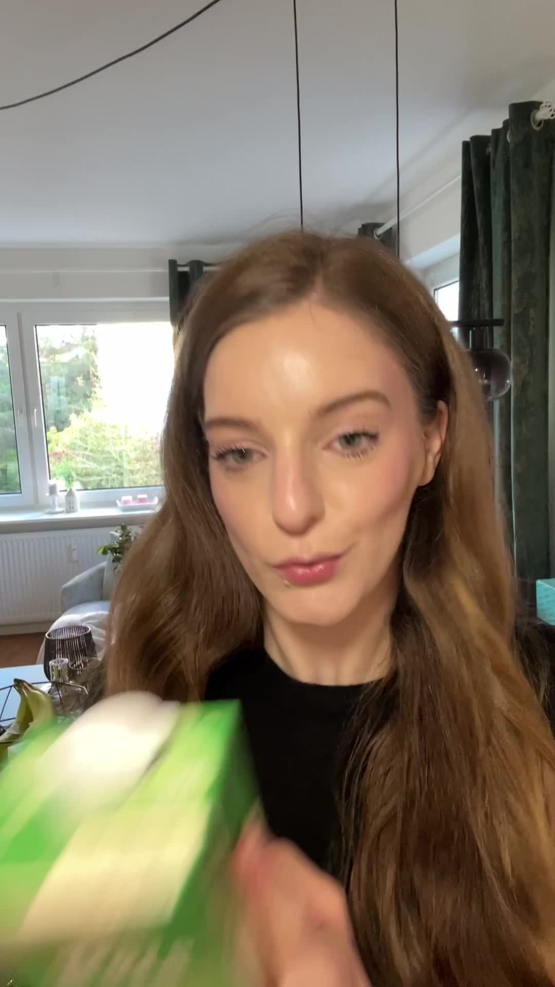 TikTok post by @viola_schneeweiss_finds for Glow25. Caption reads: [...] #frühlingsmusthaves @Glow25 DE.