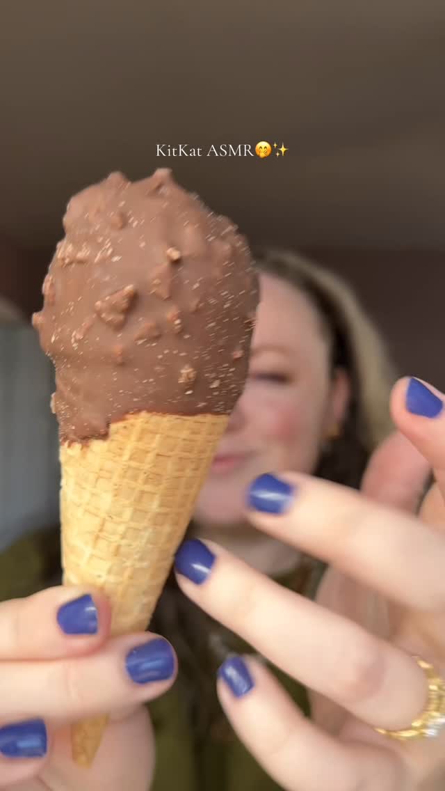 Instagram post by @carlie_back for KitKat. Caption reads: [...] I had too much fun with this one😂🩷....