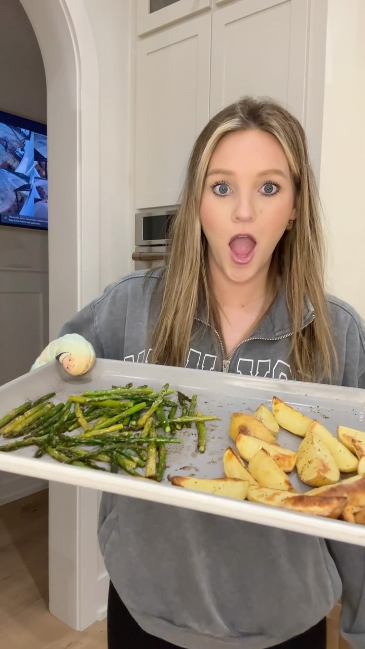 Instagram post by @courtneymoseley_ for Blue Apron. Caption reads: Where are all my steak, potato and veggie girlies....