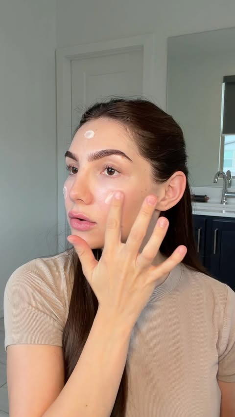 Instagram post by @kristinaquintana for Clarins. Caption reads: [...] makes a difference in my skin ☺️✨🧴....