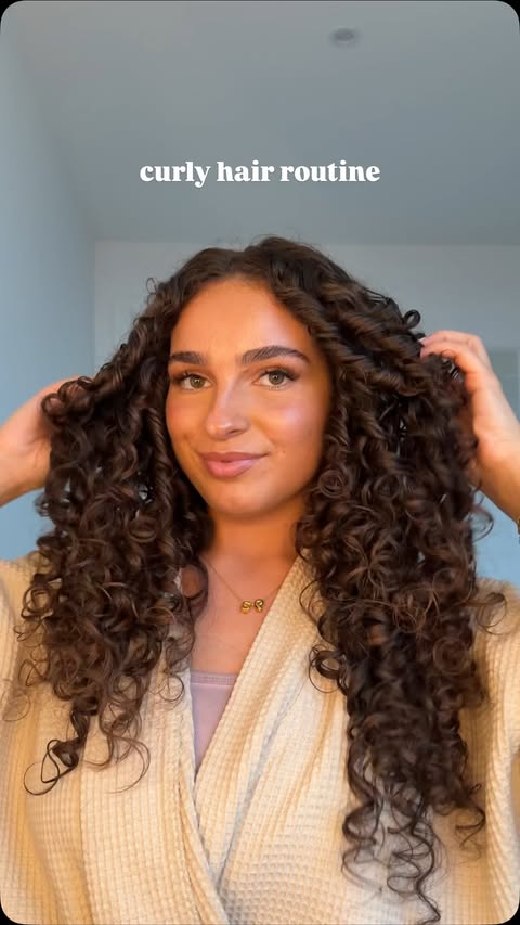 Instagram post by @sofiaa.petrillo for Aussie Hair. Caption reads: AD This is the ultimate 3-step curls routine! It’s....