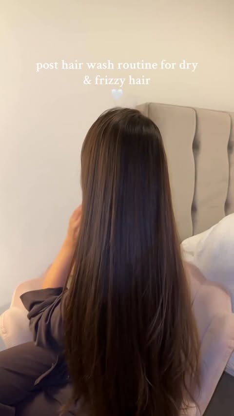 Instagram post by @munecamuneca_x for Pureology. Caption reads: [...] for dry frizzy hair using @redken @lorealpro....