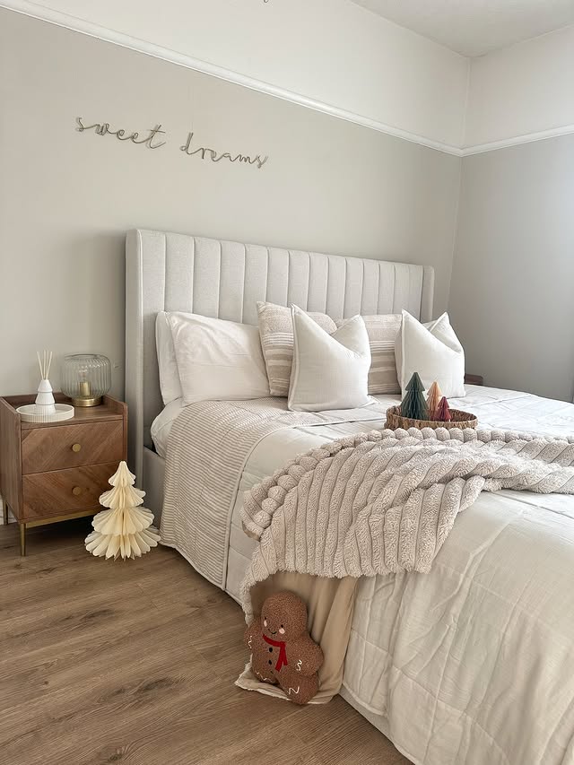 Instagram post by @_houseofgray for Soak & Sleep. Caption reads: ꜱʟᴏᴡ ꜱᴜɴᴅᴀʏꜱ Festive touches, crisp linen sheets....