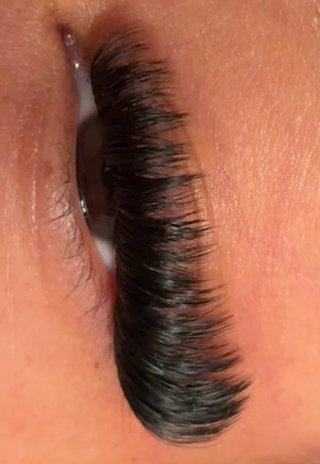 TikTok post by @tiarratok for BQ Lash. Caption reads: [...] lash cluster set WITHOUT stacking! 💜....