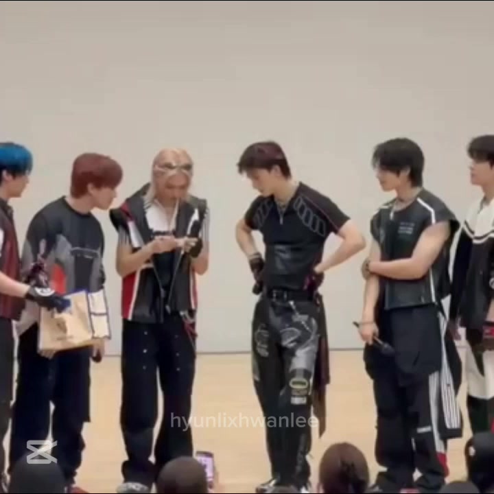 TikTok post by @hyunlixhwanlee for Stray Kids. Caption reads: [...] 🥝💖🐥 // #hyunlixmoment #hyunlixskz....