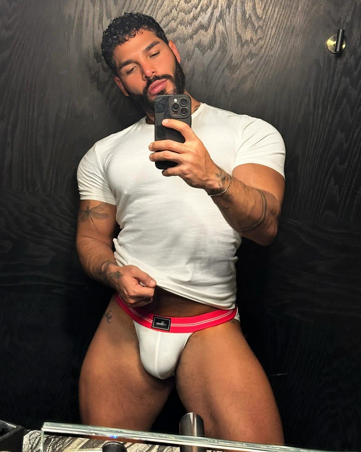 Instagram post by @jeanpaolodilorenzo for ThePack Underwear. Caption reads: Love mirrors 🪞 🤳🏽 @thepackunderwear_.