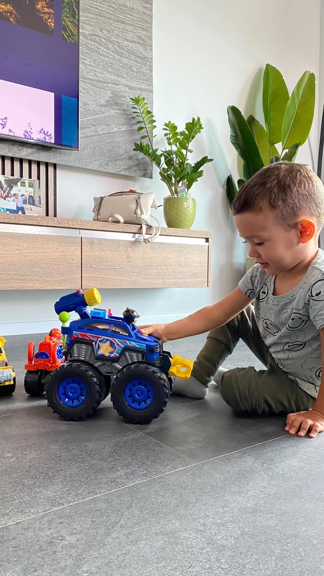 Instagram post by @cintiakrasznai for PAW Patrol. Caption reads: Kolen kedvenc játékai lettek a Mancs őrjárat....