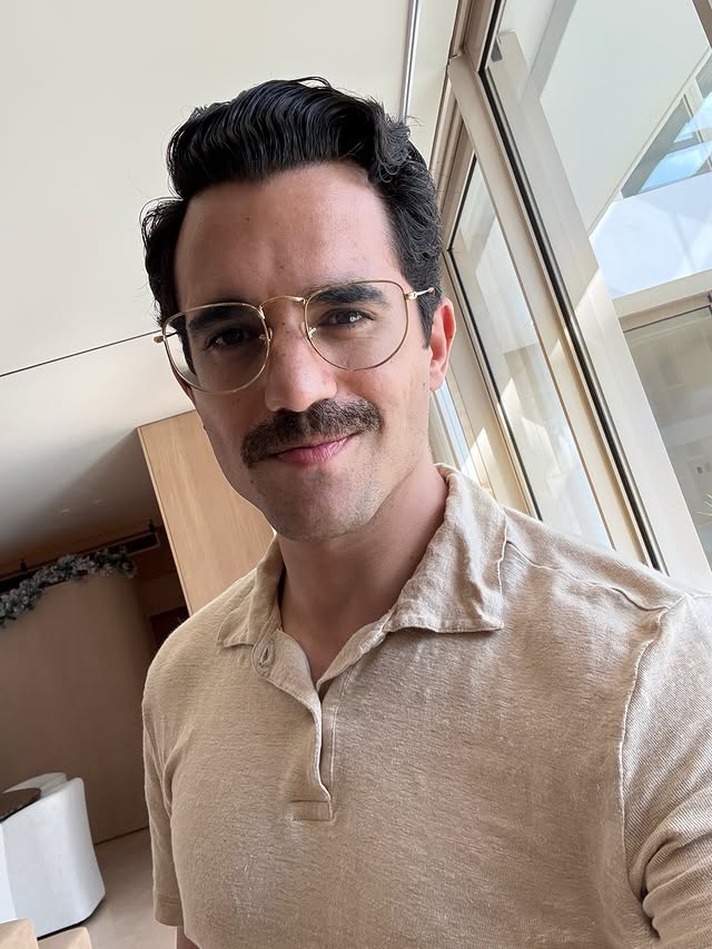 Instagram post by @luja_ for EssilorLuxottica. Caption reads: [...] a la luz gracias a Transitions® de....