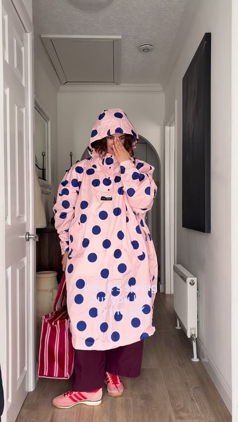 Instagram post by @marikaizabellla for Vivi Mari. Caption reads: [...] how practical this raincoat from....