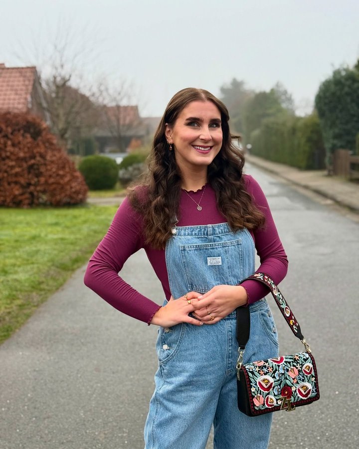 Instagram post by @wirsind_suess for Les Lunes. Caption reads: 🌻 | Werbung.