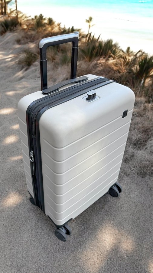 Instagram post by @paulashome29 for LuggeX. Caption reads: [...] motion ✨ I love the practical design of....