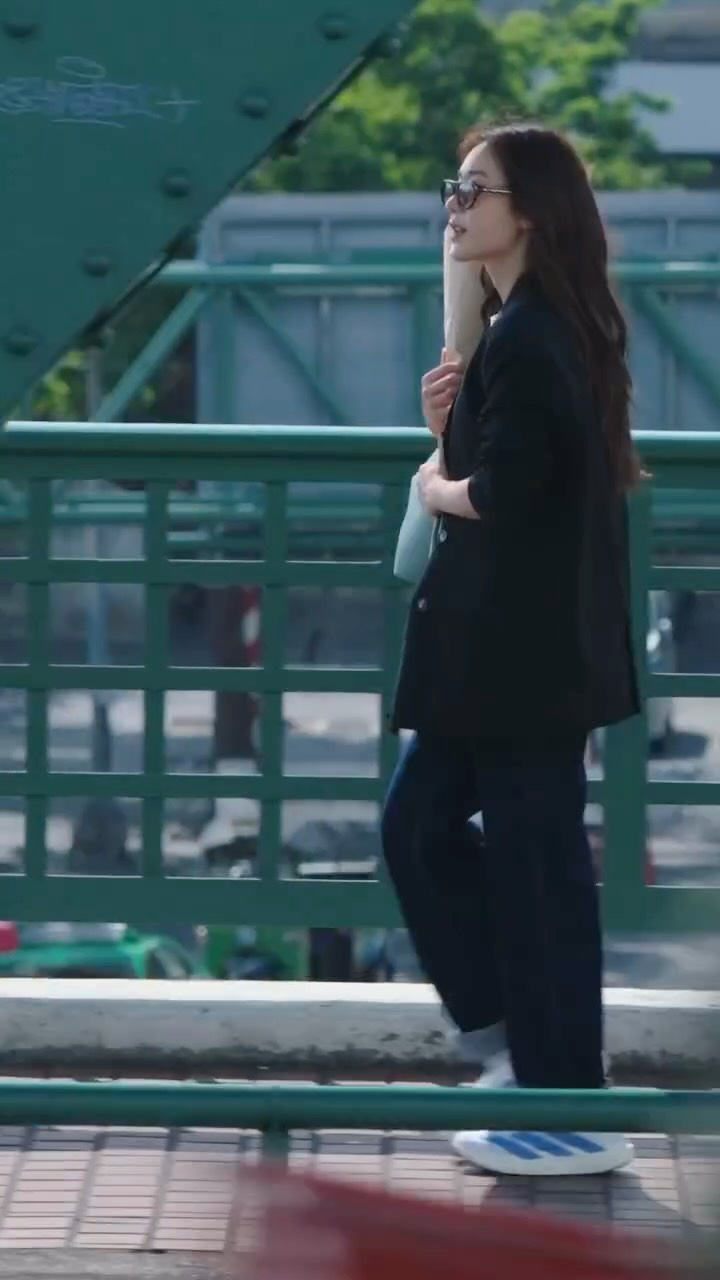 Instagram post by @kemisarap for Foot Locker. Caption reads: From coffee runs to midnight walks, The EVO SL....