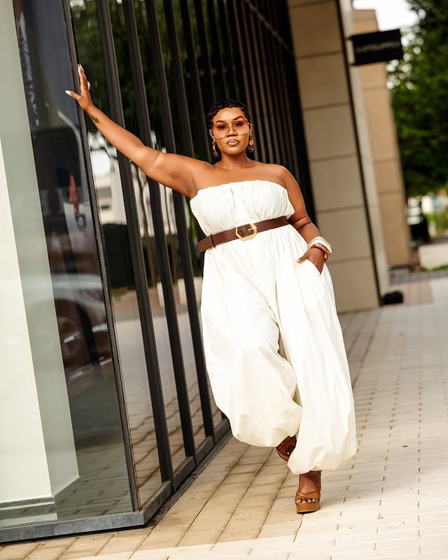 Instagram post by @thenitadanielle for ELOQUII. Caption reads: [...] the looks” and I’ll send you the links....
