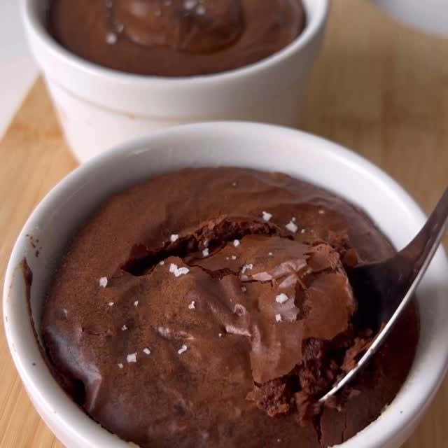 Instagram post by @partagesderecettes for COSORI. Caption reads: Brownies au cœur coulant 🤎

Un goûter prêt en 16....