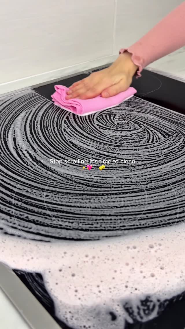 Instagram post by @cleangior for Delomo. Caption reads: If you love watching cleaning videos, you’re in....