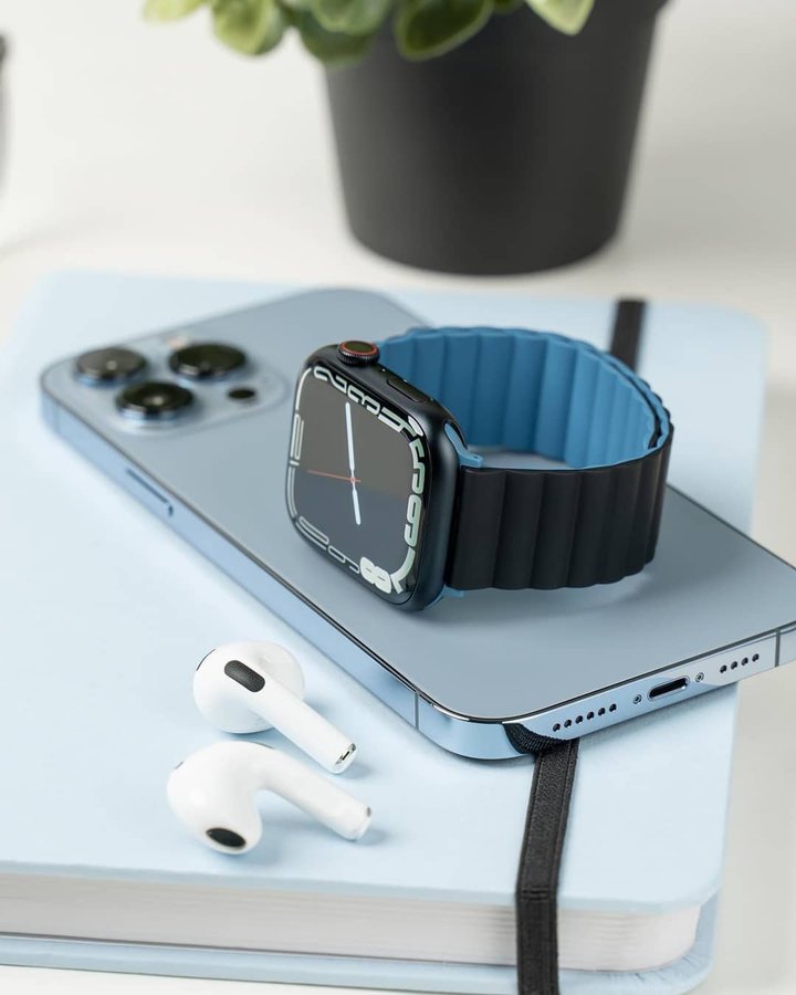 Instagram post by @_iphonesib for Uniq Better By Design. Caption reads: [...] Reversible Apple Watch Strap from....