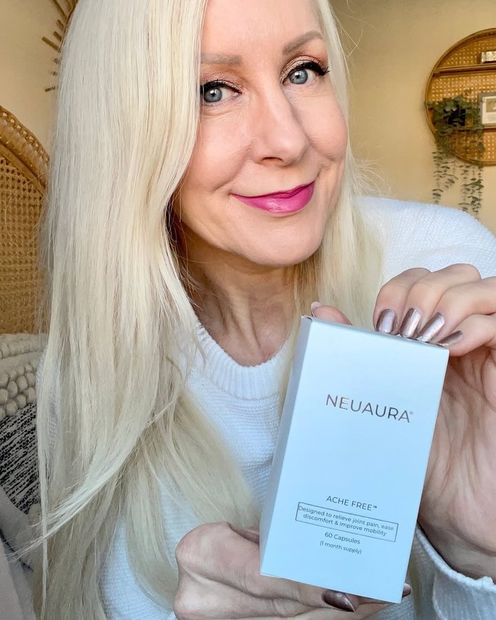 Instagram post by @tinalockstylist for Neuaura. Caption reads: [...] care for January 🤗✨and excited for @neuaura....