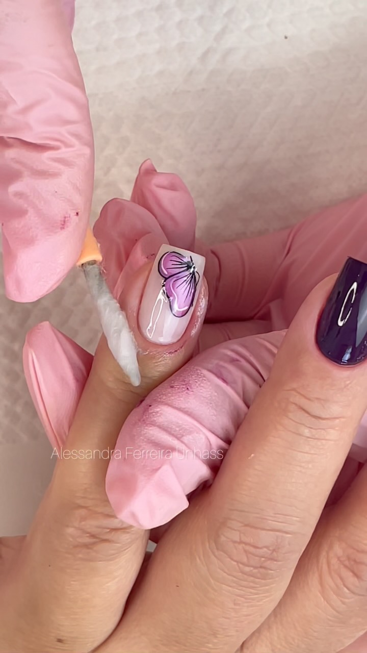 Instagram post by @alessandraferreiraunhass for Colorama Esmaltes. Caption reads: Noite de gala || @esmaltecolorama 

#unhas #nails....