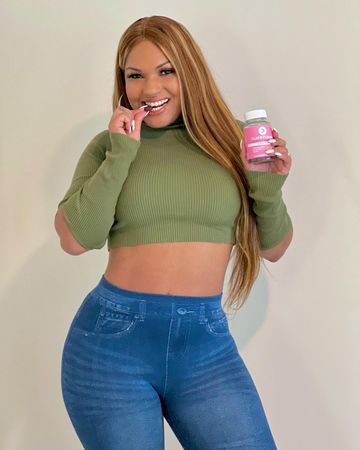 Instagram post by @leesaunique for Flat Tummy Co. Caption reads: #ad the one and only (drumroll PLEASE).......