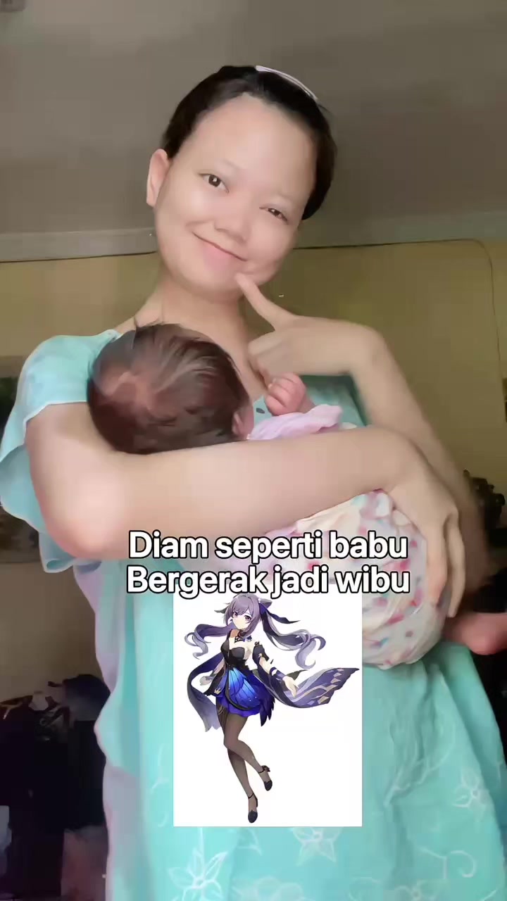 TikTok post by @momseii for OTWOO Indonesia. Caption reads: Dulu sering kesel makeup gampang crack, ternyata....