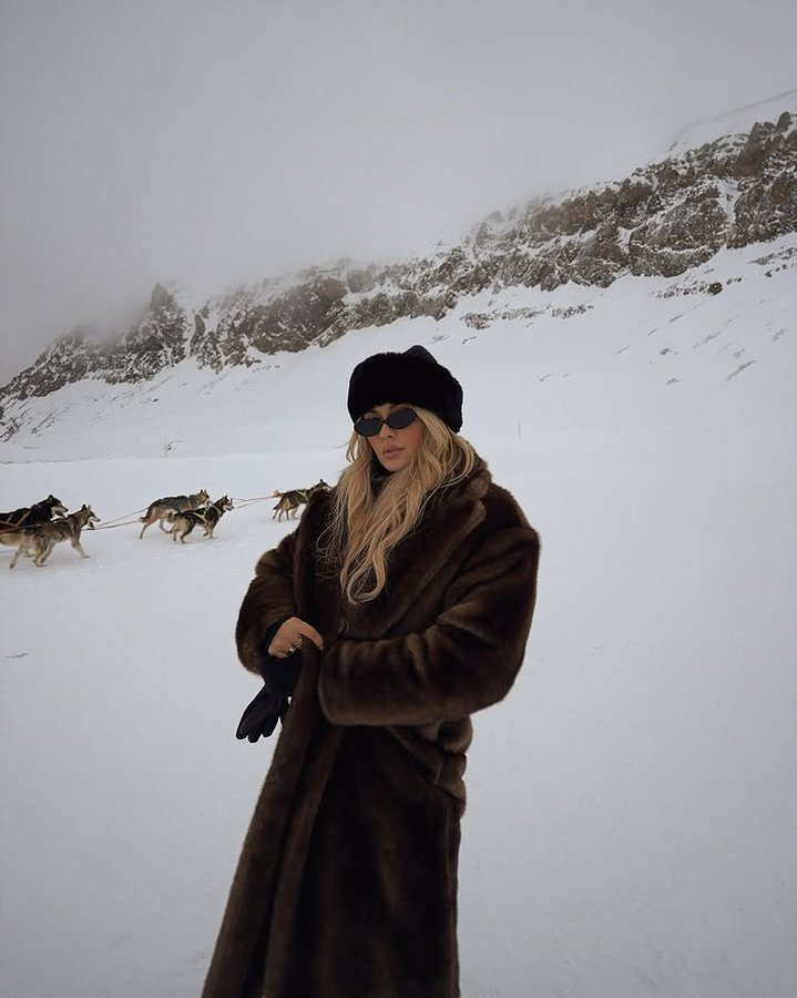 Instagram post by @paulinakurka for Source Unknown. Caption reads: [...] is calm in the wild

faux fur coat....