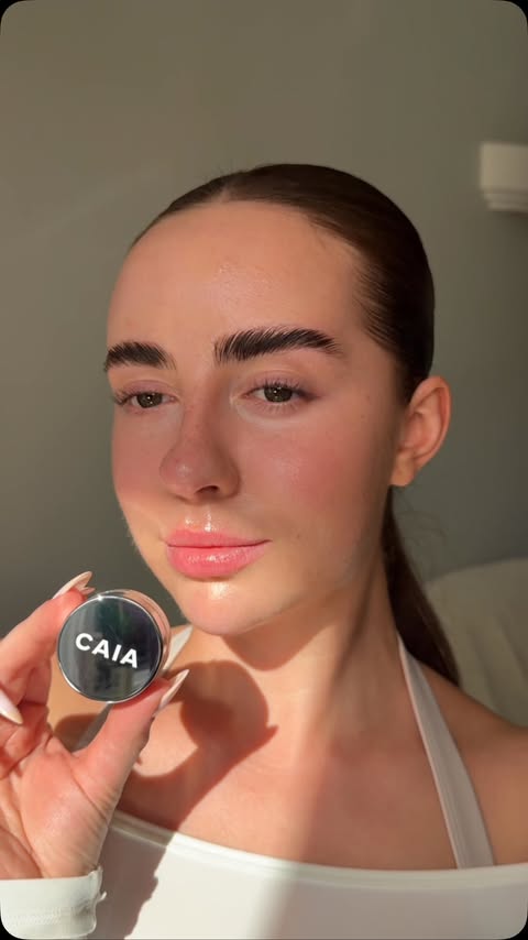 Instagram post by @livhudsonmakeup for CAIA COSMETICS. Caption reads: [...] vs 8 hours with a makeup bag staple....
