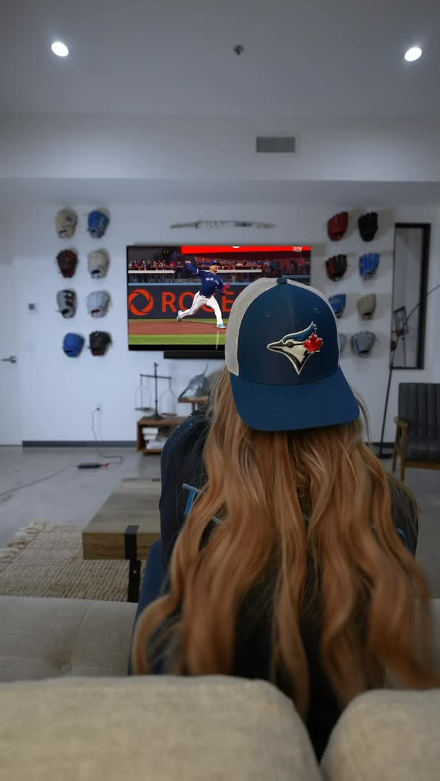 Instagram post by @marika.lyszczyk for Rogers. Caption reads: Rogers #beyondtheseat is flying customers....