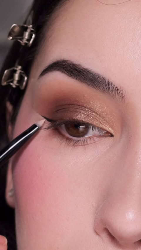 Instagram post by @ashleykaylamakeup for Anastasia Beverly Hills. Caption reads: Warm soft glam for the holiday season 🎄✨
Using....